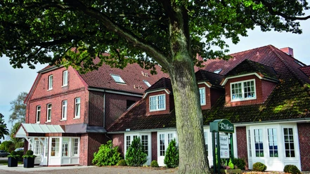 Zicht op het gebouw van Hotel Röhrs