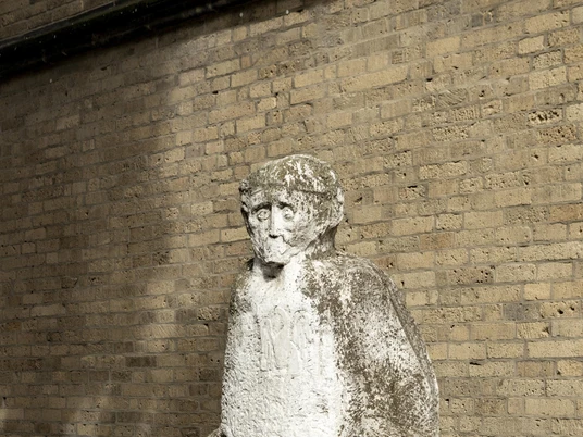 Johann Adam Schall von Bell sculpture Die Skulptur zeigt Johann Adam Schall von Bell, gefertigt aus hellem Stein, mit markanten Gesichtszügen und imposantem Gewand, vor einer Mauer stehend.The sculpture shows Johann Adam Schall von Bell, made of light-colored stone, with striking facial features and an imposing robe, standing in front of a wall.