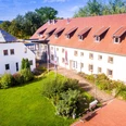 Hotel im Schlosspark_Willebadessen_Luftaufnachme _Avenarius Wohlfühlhotels.jpg Luftaufnahme eines historischen Gebäudes umgeben von gepflegten Grünflächen im Park.