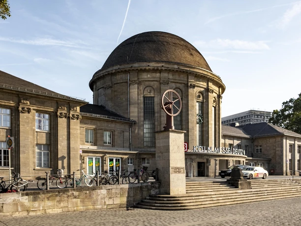 Bahnhof Köln Messe/Deutz Der Bahnhof Köln Messe/Deutz zeigt prächtige Architektur mit einer eindrucksvollen Kuppel in der Nachmittagssonne.