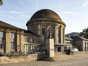 KoelnMesse Deutz station Der Bahnhof Köln Messe/Deutz zeigt prächtige Architektur mit einer eindrucksvollen Kuppel in der Nachmittagssonne.The Cologne Messe/Deutz station boasts magnificent architecture with an impressive dome in the afternoon sun.