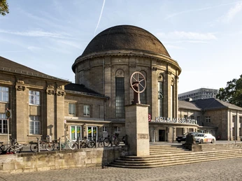 KoelnMesse Deutz station Der Bahnhof Köln Messe/Deutz zeigt prächtige Architektur mit einer eindrucksvollen Kuppel in der Nachmittagssonne.The Cologne Messe/Deutz station boasts magnificent architecture with an impressive dome in the afternoon sun.