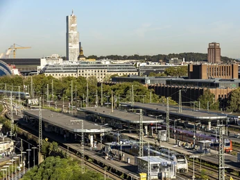 KoelnMesse Deutz station Blick auf den Bahnhof Deutz in Köln mit Gleisen, Zügen und umliegenden Gebäuden bei Tageslicht.View of Deutz station in Cologne with tracks, trains and surrounding buildings in daylight.