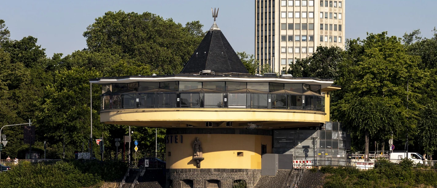 Bastei Die Bastei in Köln, ein rundes Gebäude am Rhein, mit dem LVR-Turm im Hintergrund.