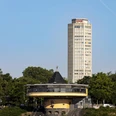 Bastion Die Bastei in Köln, ein rundes Gebäude am Rhein, mit dem LVR-Turm im Hintergrund.The Bastei in Cologne, a round building on the Rhine, with the LVR tower in the background.