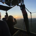 Ballonfahrt_Teutoburger-Wald.jpg Menschen genießen den Sonnenuntergang während einer Ballonfahrt über dem Teutoburger Wald.