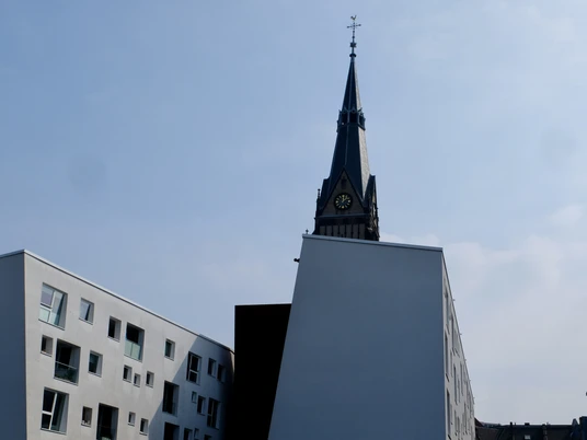 Christ Church Die Silhouette der Christuskirche erhebt sich majestätisch über moderne Gebäude, vereint Geschichte und Moderne.The silhouette of the Christuskirche rises majestically above modern buildings, uniting history and modernity.