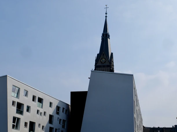 Christuskirche Die Silhouette der Christuskirche erhebt sich majestätisch über moderne Gebäude, vereint Geschichte und Moderne.