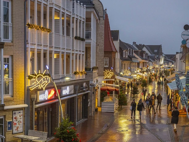 Die Alleestrasse Büsum in der Weihnachtszeit