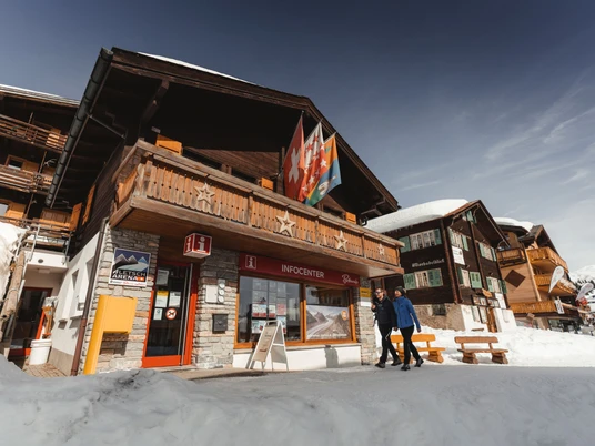 Winterwandern Herrenweg in der Aletsch Arena Winterwandern Herrenweg in der Aletsch Arena
