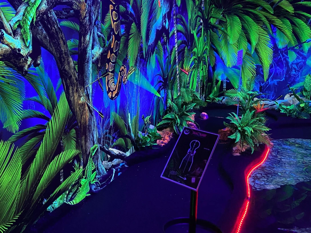 Lilialicht Schwarlicht Minigolf - Familienurlaub in Leipzig Die leuchtenden Farben der Schwarzlich-Minigolfwelt Lilalicht ziehen Minigolffans magisch an.