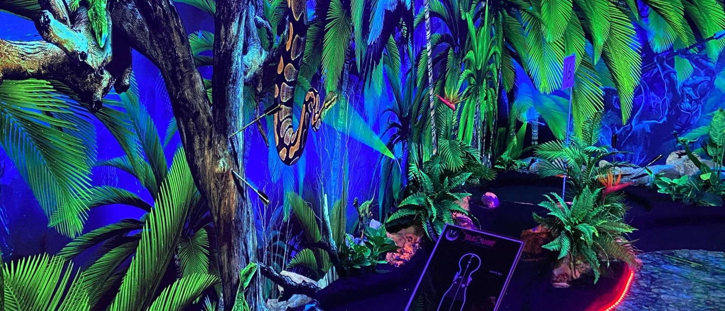 Lilialicht Schwarlicht Minigolf - Familienurlaub in Leipzig Die leuchtenden Farben der Schwarzlich-Minigolfwelt Lilalicht ziehen Minigolffans magisch an.