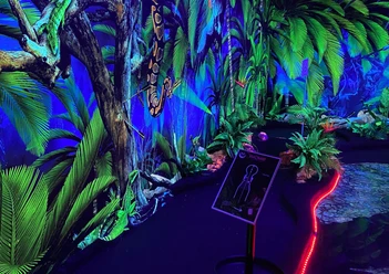 The bright colors of the Lilalicht black light minigolf world are a magical attraction for minigolf fans.