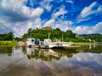 Burgruine und Gierseilfähre Polle