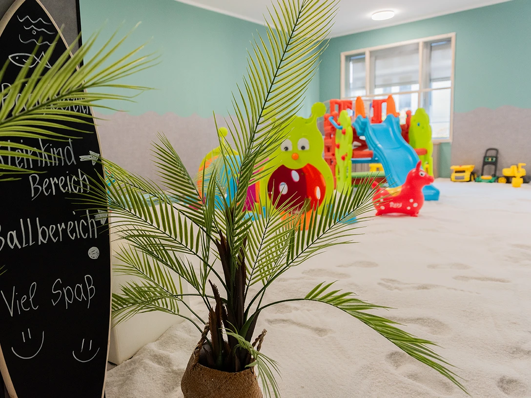 Baby Beach Leipzig- Familienurlaub in Leipzig Das Baby Beach Leipzig ist ein Spielparadies, wo Kinder beim Spielen salzhaltige Luft einatmen.Baby Beach Leipzig is a play paradise where children breathe in salty air as they play.Dětská pláž Lipsko je rájem her, kde děti při hře dýchají slaný vzduch.Baby Beach Leipzig to raj do zabawy, w którym dzieci oddychają słonym powietrzem podczas zabawy.Baby Beach Leipzig is een speelparadijs waar kinderen de zilte lucht inademen terwijl ze spelen.La Baby Beach di Lipsia è un paradiso ludico dove i bambini respirano aria salata mentre giocano.