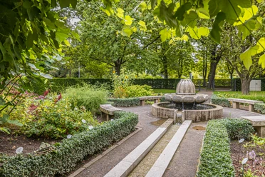 Apothekergarten der Universität Leipzig- Parks in Leipzig Der Apothekergarten mit seinen vielen Heilpflanzen gehört zum Botanischen Garten der Universität Leipzig. Im Friedenspark gelegen lädt ein Brunnen zum Verweilen ein.