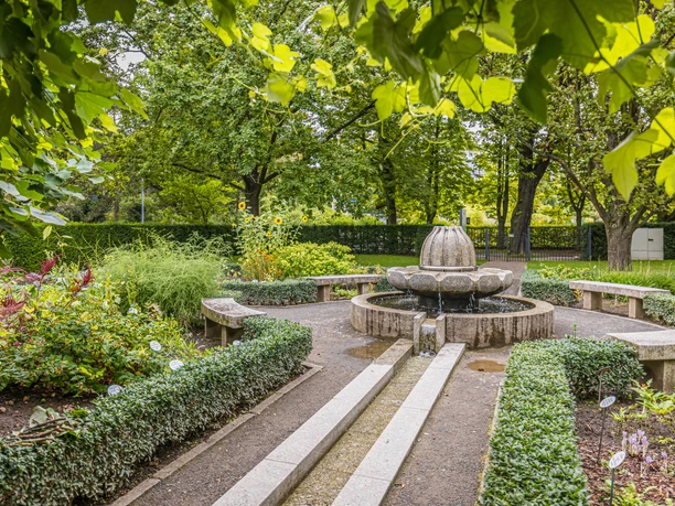 Jardin de simples de l’université de Leipzig Der Apothekergarten mit seinen vielen Heilpflanzen gehört zum Botanischen Garten der Universität Leipzig. Im Friedenspark gelegen lädt ein Brunnen zum Verweilen ein.