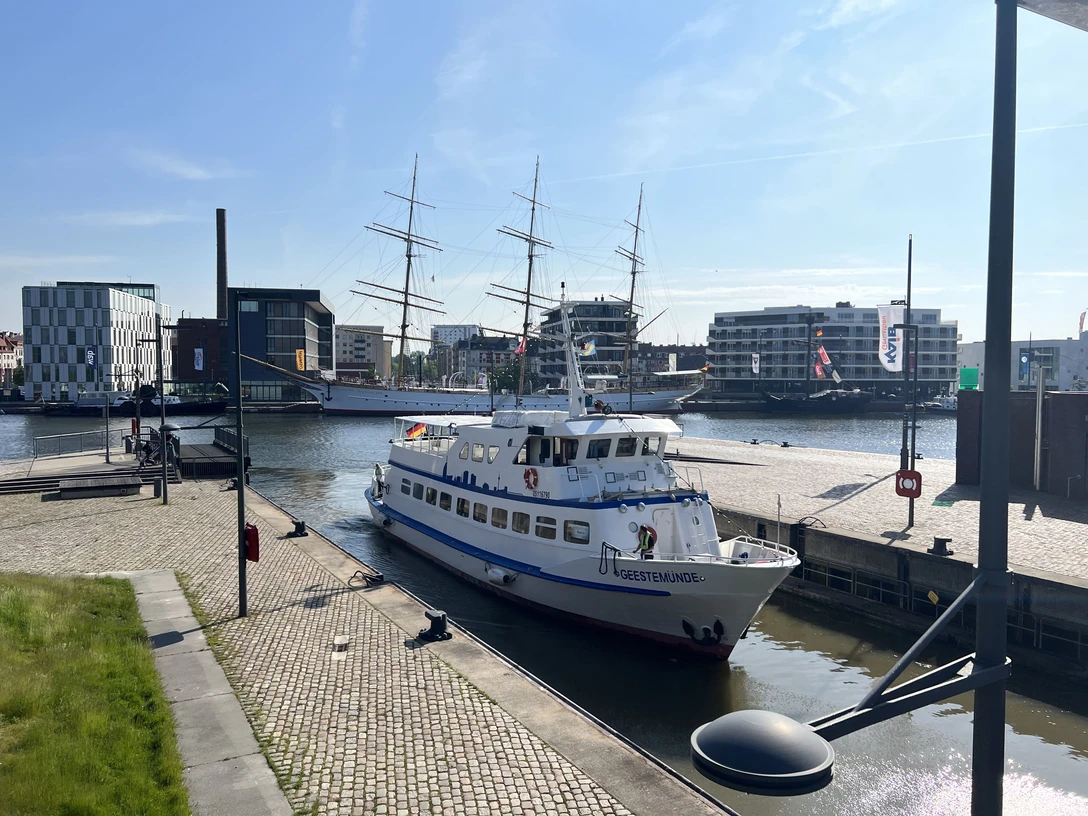 MS Geestemünde in Sportbootschleuse