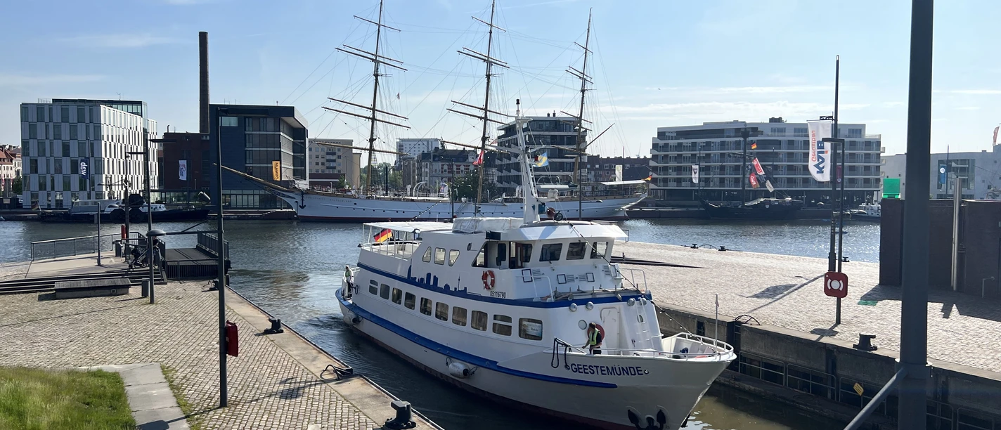 MS Geestemünde in Sportbootschleuse