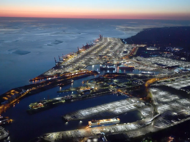 Der Bremerhavener Überseehafen bei Nacht
