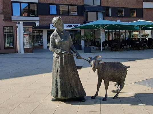 "Frau mit Ziege" von Josef Hauke