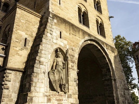 Eigelsteintorburg Die Eigelsteintorburg in Köln, ein beeindruckendes mittelalterliches StadttorThe Eigelstein City Gate in Cologne, an impressive medieval city gate