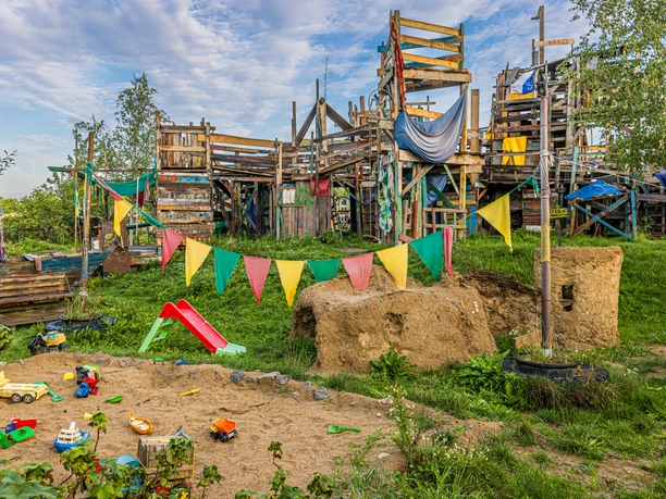 Sur le terrain de jeu de construction Wilder Westen, les enfants peuvent jouer et devenir créatifs.