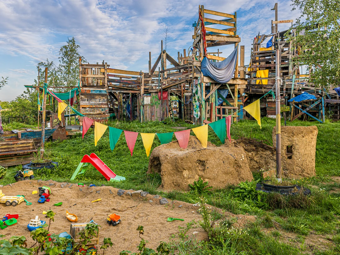 Bauspielplatz im Leipziger Westen- Spielplätze in Leipzig Auf dem Bauspielplatz Wilder Westen können Kinder spielen und kreativ werden. Children can play and be creative at the Wilder Westen construction playground.Děti si mohou hrát a být kreativní na stavebním hřišti Wilder Westen.Dzieci mogą bawić się i wykazać kreatywnością na placu zabaw Wilder Westen.Kinderen kunnen spelen en creatief zijn in de bouwspeeltuin Wilder Westen.I bambini possono giocare ed essere creativi nel parco giochi di Wilder Westen.