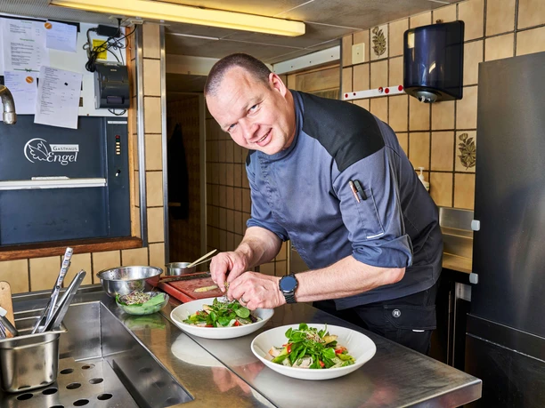 Thomas Hunkeler-Schuler making preparations in the kitchen
