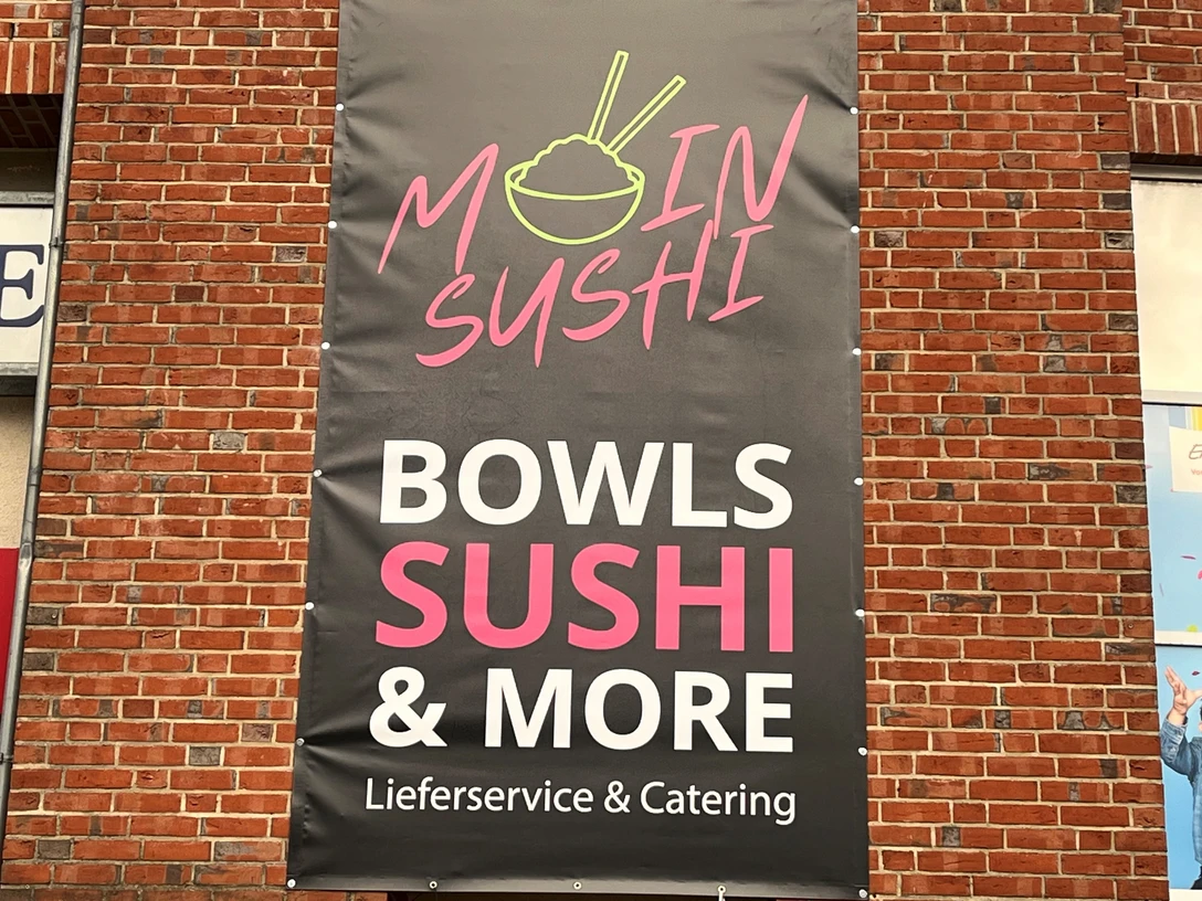 Moin Sushi Ein Werbebanner mit der Aufschrift "Moin Sushi" und Angeboten zu Bowls, Sushi und mehr.