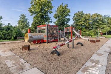 Eisenbahn-Spielplatz in Gohlis - Spielplätze in Leipzig Eisenbahn-Spielplatz im Stadtteil Gohlis mit einer Vielzahl an Spielgeräten