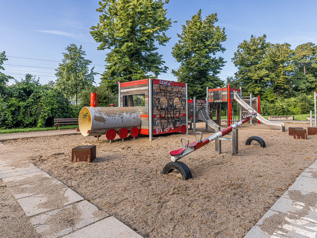 Eisenbahn-Spielplatz in Gohlis - Spielplätze in Leipzig Eisenbahn-Spielplatz im Stadtteil Gohlis mit einer Vielzahl an Spielgeräten
