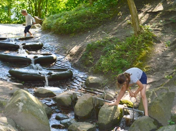 Bachlauf in den Spiel- und Wasserlandschaften am Vörder See Bachlauf in den Spiel- und Wasserlandschaften am Vörder See