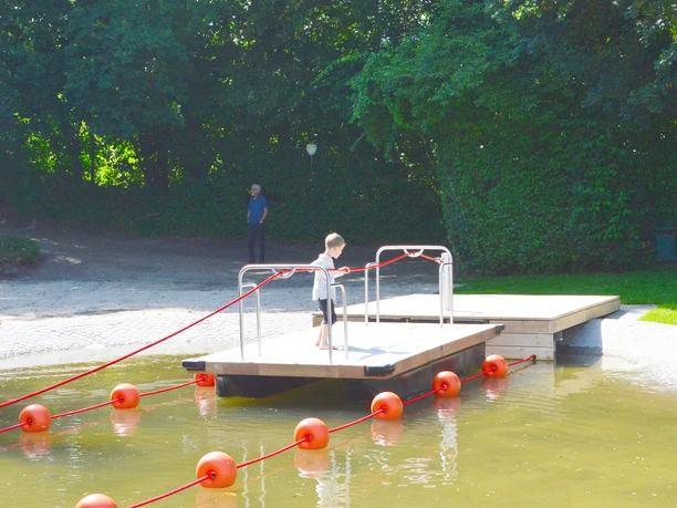 Kinderfähre in den Spiel- und Wasserlandschaften am Vörder See Kinderfähre in den Spiel- und Wasserlandschaften am Vörder See