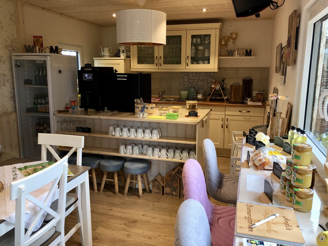 Andi's Bienengarten Innenraum (4).jpg Der Innenraum von "Andi's Bienengarten" zeigt eine gemütliche Küche mit einer einladenden Sitzecke.