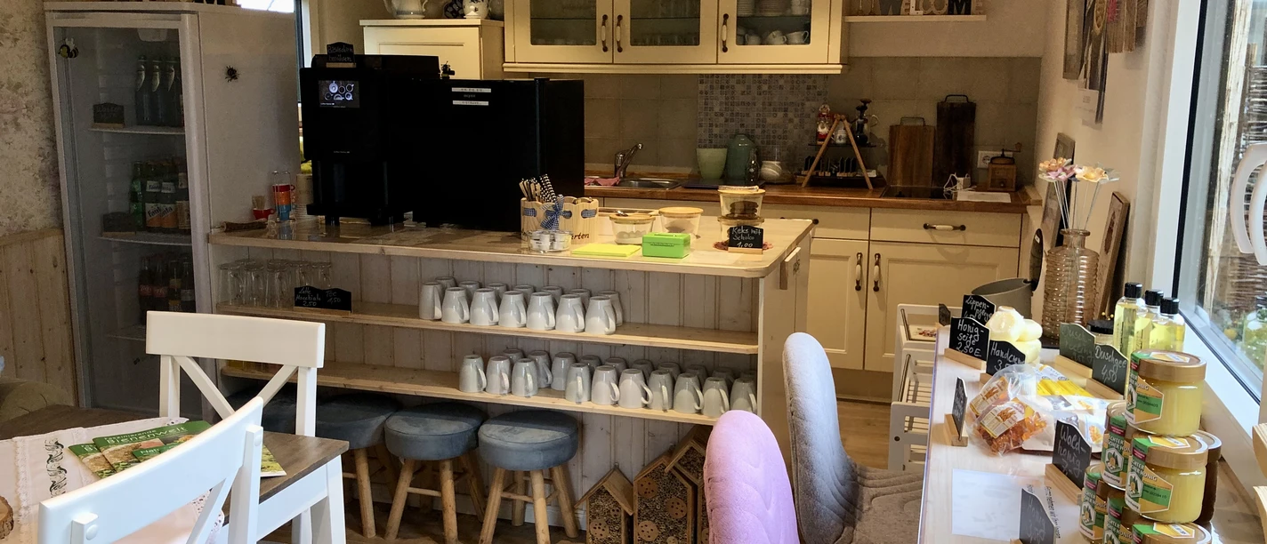 Andi's Bienengarten Innenraum (4).jpg Der Innenraum von "Andi's Bienengarten" zeigt eine gemütliche Küche mit einer einladenden Sitzecke.