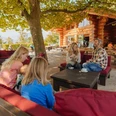 restaurant-blockhaus-camping-alpenblick-sitzplatz-gaeste.jpg
