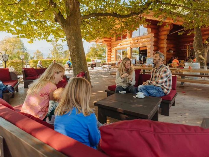 restaurant-blockhaus-camping-alpenblick-sitzplatz-gaeste.jpg