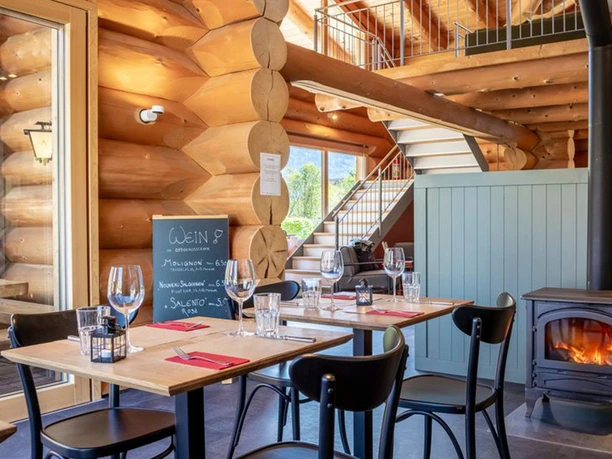 restaurant-blockhaus-camping-alpenblick-tische-innen.jpg
