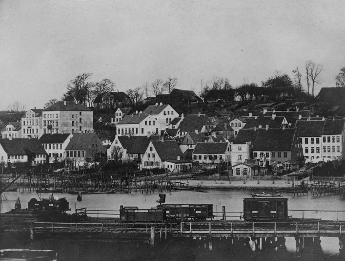 Blick auf den Hafendamm mit englischer Brücke