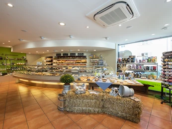 All products from the bakery counter can be enjoyed in the café