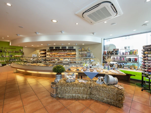 All products from the bakery counter can be enjoyed in the café