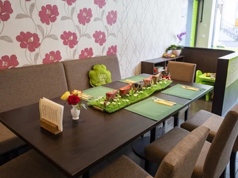 Das helle Café lädt Jung und Alt zum Verweilen ein - für die Kinder hat es eine kleine Spielecke