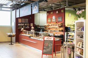 Filiale der Bäckerei Konditorei mit dem kleinen Café im Migros-Gebäude in Schüpfheim