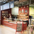 Filiale der Bäckerei Konditorei mit dem kleinen Café im Migros-Gebäude in Schüpfheim