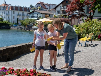 Riviera scavenger hunt Weggis Familie auf der Schnitzeljagd in WeggisFamily on the scavenger hunt in WeggisUne famille à la chasse au trésor à Weggis