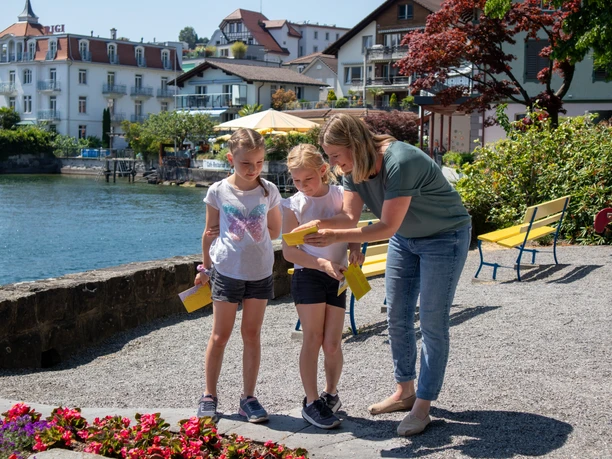 Riviera Schnitzeljagd Weggis Familie auf der Schnitzeljagd in Weggis