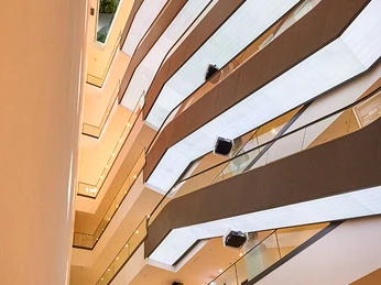 Dortmunder U <p>Moderne, lichtdurchflutete Innentreppe mit Glasgeländern und freiem Blick nach oben in Dortmund.</p>