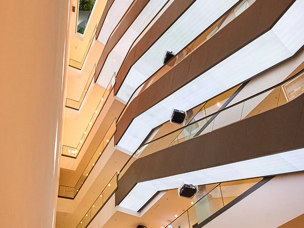 Dortmunder U <p>Moderne, lichtdurchflutete Innentreppe mit Glasgeländern und freiem Blick nach oben in Dortmund.</p>