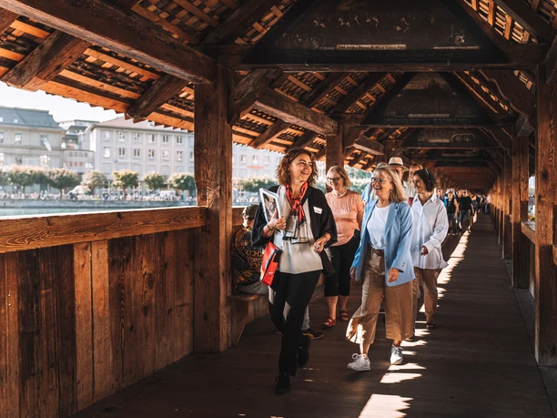 Auf der Kapellbrücke Sommer Auf der Kapellbrücke Sommer